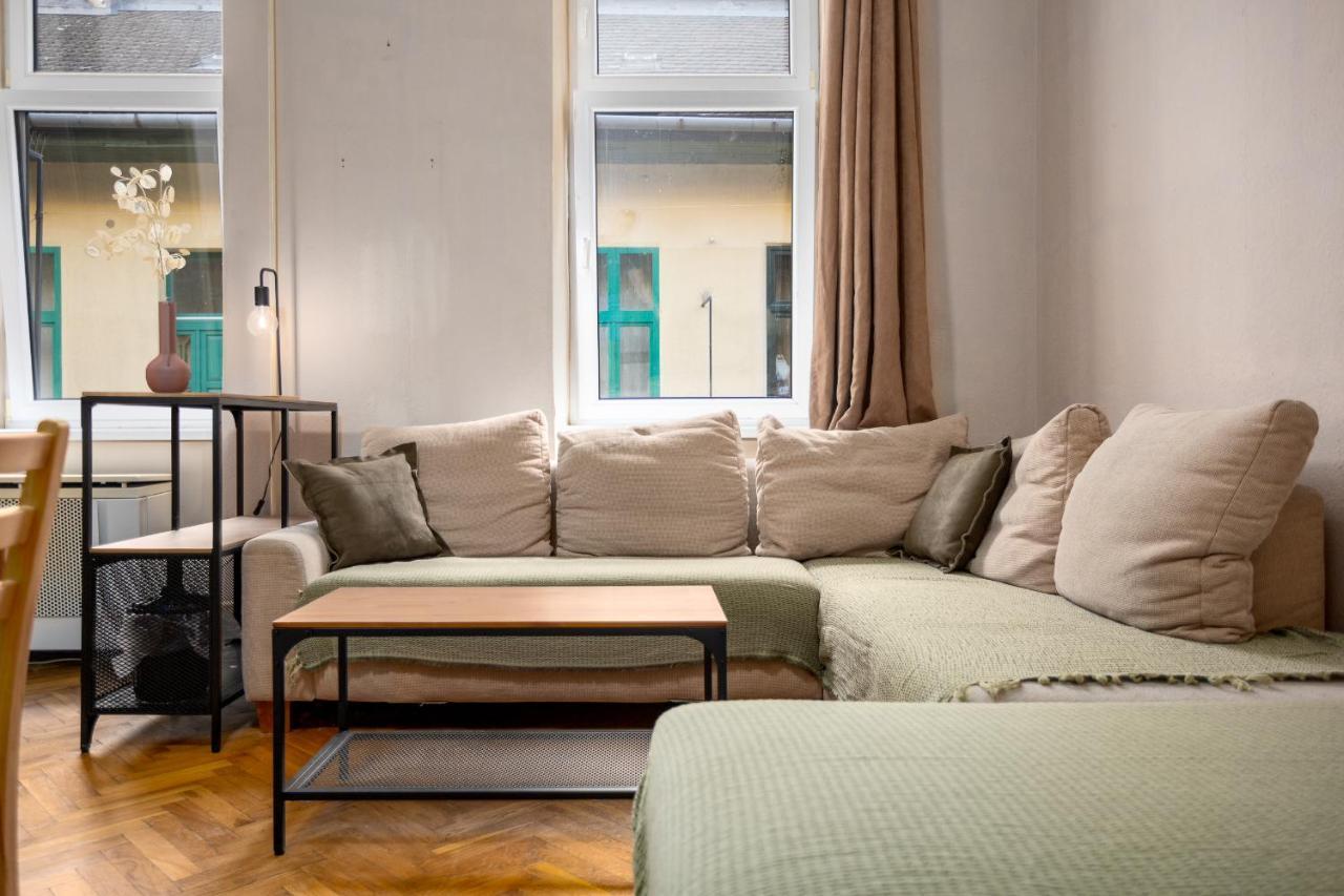 Apartment With Free Parking — Photos 1
